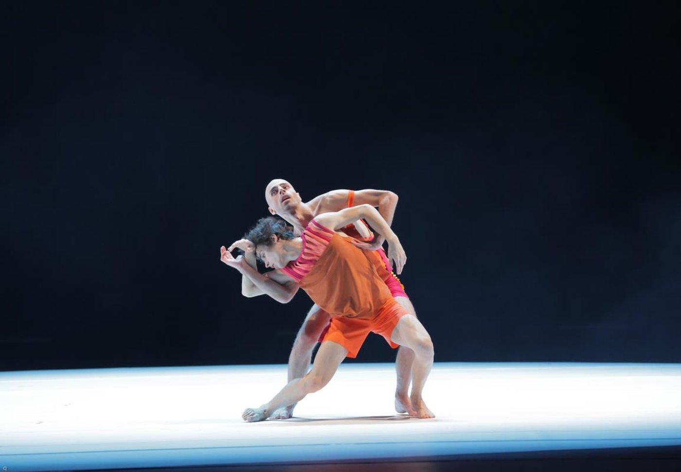 Dominik Wagner performing a duet in FLAM.ME.UM on stage